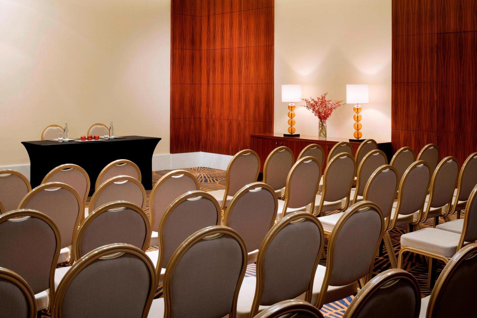 Marriott Hotel Al Jaddaf, דובאי מראה חיצוני תמונה A meeting room at the Four Seasons Hotel in Washington, D.C.