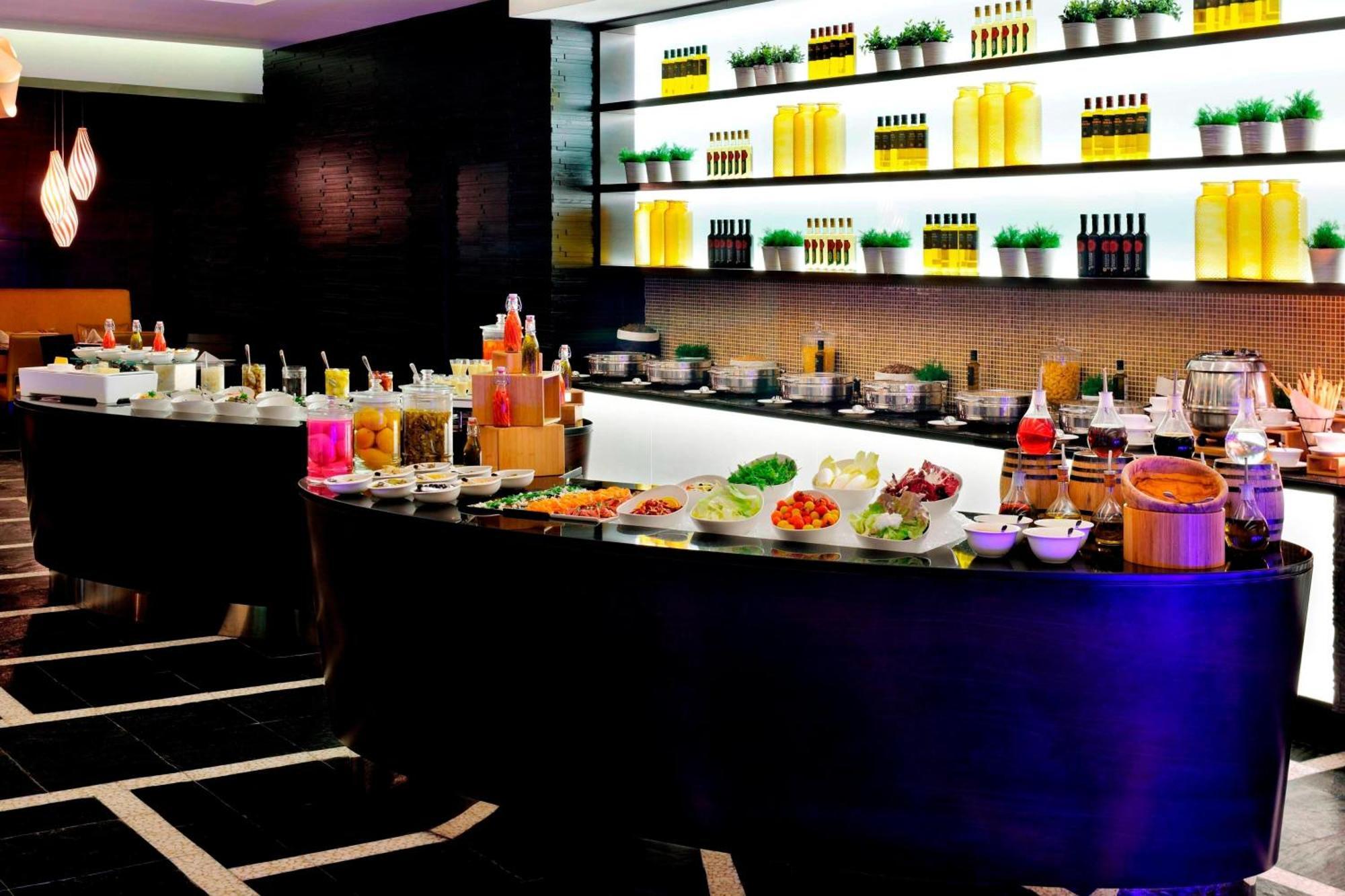 Marriott Hotel Al Jaddaf, דובאי מראה חיצוני תמונה A buffet at a hotel