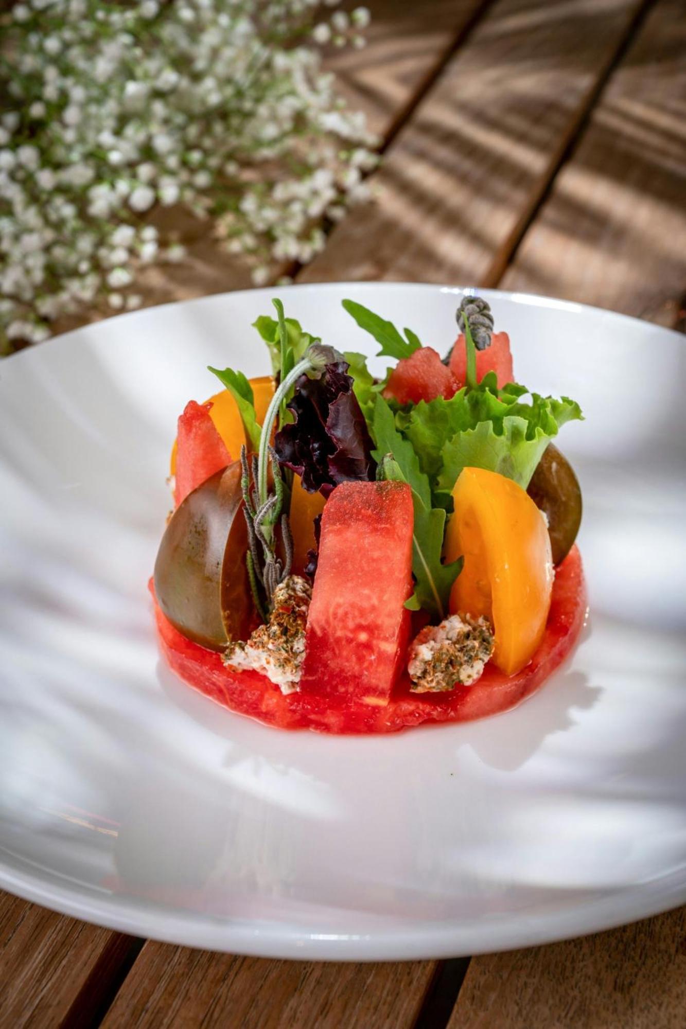 Marriott Hotel Al Jaddaf, דובאי מראה חיצוני תמונה Watermelon salad