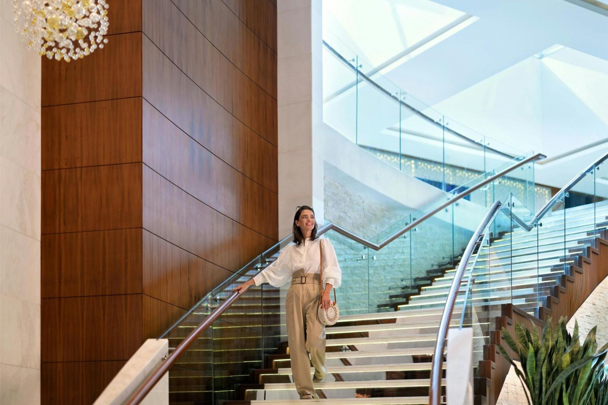 Marriott Hotel Al Jaddaf, דובאי מראה חיצוני תמונה The staircase at the lobby