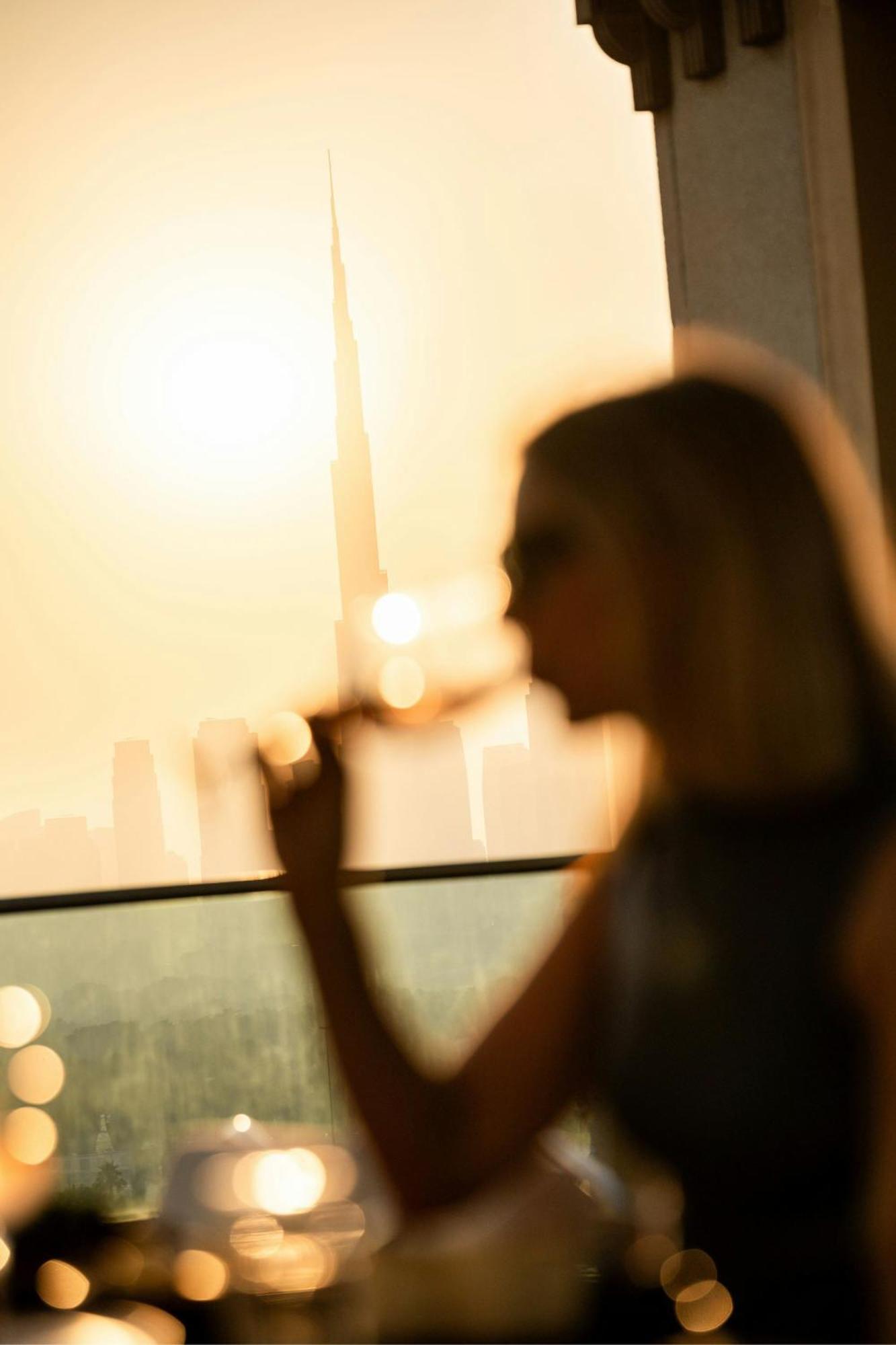 Marriott Hotel Al Jaddaf, דובאי מראה חיצוני תמונה A woman in a darkened room